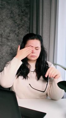 Beyaz kadın iş problemleri yüzünden stresli. Sinir patlaması. Gözleri ovalayarak. Son teslim tarihleriyle uğraşıyorum. Yeterince uyuyamadım..