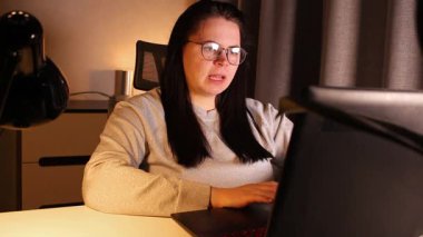 Masada oturan kadın uzakta yaşayan sevdikleriyle görüntülü görüşme yapıyor. Birine bilgisayar ekranından sarılmak. Sevgi gönderiyorum.