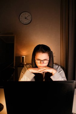 Evde dizüstü bilgisayarla çalışan genç serbest muhasebeci. İşletme finansmanını yönetiyorum. Gelir ve masraflar hesaplanıyor. Sürece odaklanılıyor