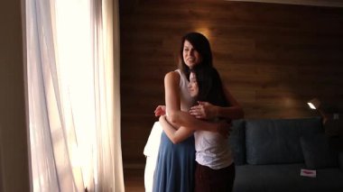 Ebeveyn-çocuk terapisi konsepti. Aile bağı. Anne ve kızı sevgi dolu bir kucaklaşmayla birbirlerine bağlılıklarını geliştiriyorlar. Ruh sağlığı, psikolojik konular