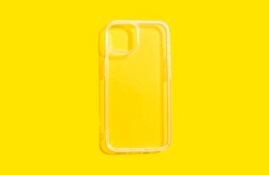 Parlak sarı arka planda şeffaf telefon kılıfı, temiz tasarım ve berraklık, akıllı telefon koruması ve estetik cazibe için ideal, kişiselleştirme için kopya alanı