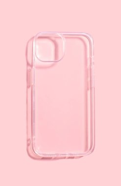 Pembe arka planda şeffaf bir telefon kabı, temiz yüzeyi ve koruma ve işlevsellik sağlayan tarafları vurguluyor