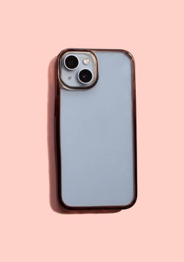 Karanlık tarafları olan eski ve kirli telefon kılıfı uzun zamandır koruma cihazlarının kullanımını gösteriyor