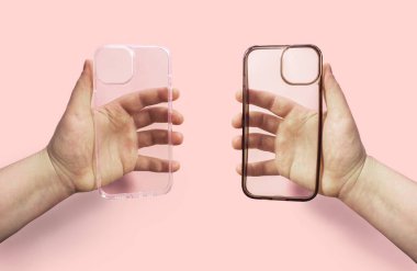 Elleri iki akıllı telefon kılıfı tutuyor, biri berrak, biri koyu pembe arka planda, modern mobil aksesuarlar ve tüketiciler için tasarım seçenekleri sunuyor.