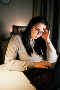 İş problemleriyle uğraşan yorgun bir girişimci. Ürün satma konusunda başarısız olmaktan bıkmış bir iş kadını. Dizüstü bilgisayarlı kadın. Çevrimiçi iş kavramı