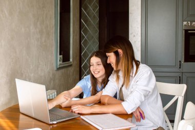 İş kadını, serbest çalışan ve evden çalışmaya ve kızıyla vakit geçirmeye çalışan bir anne. Çevrimiçi iş ve serbest çalışma kavramı