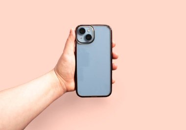 Elinde şeffaf telefon kılıfı, temiz ve kirli plastik malzeme sergileniyor. Tasarım için kopyalama alanı ile kullanımdan önce ve sonra gösteriliyor