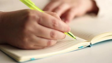 Masada oturan mavi eldivenli doktor hastaya reçete yazıyor. İlaç ve tedavi kavramı