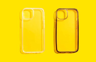 Şeffaf telefon dosyaları yan yana gösteriliyor, temiz ve kirli sürümler gösteriliyor, görsel etki ve tüketici farkındalığı için görünümde karşıtlığı vurgulanıyor