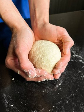 Hamur yoğuran kadın fırıncı. El yapımı ekmek pişirme. Mutfak uzmanlığı. Mutfak, yemek hazırlama, yemek hazırlama..