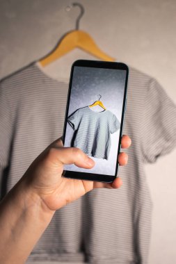 Kadın nüfuzlu kişi ikinci el giysiler hazırlıyor. Çevrimiçi ikinci el dükkanı. Moda dolaşımı.