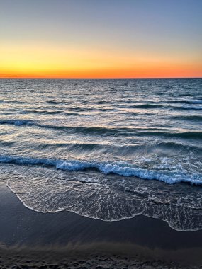 Mavi okyanus suyunun üzerinde gün batımı gradyanı maviden turuncuya. Meditasyon içeriği, karamsar estetik
