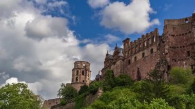 Almanya 'nın Heidelberg kentindeki Kale' nin (Schloss Heidelberg) zaman çizelgesi ve bulutlu gökyüzü