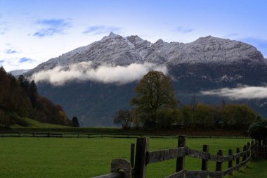 Grainau, Bavyera 'da gün batımında Alman Alpleri manzarası