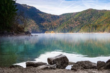 Bir sonbahar günü Eibsee Gölü manzarası. jpg