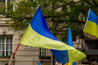 Ukrayna bayrağını tutan eller, Almanya 'nın Baden Baden kentindeki Ukrayna savaşını protesto ediyor. 