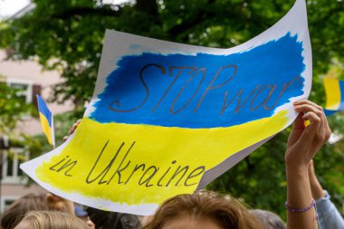 Arka planda Ukrayna ve Ukrayna bayraklarında 