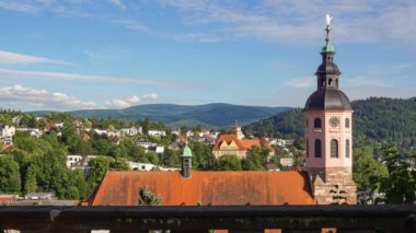 Baden Baden Şehir Merkezi ve Almanya 'nın Baden Wuerttemberg şehrindeki Kara Orman' ın Timelapse Manzarası güneşli bir günde