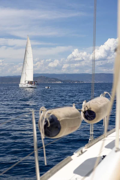 Segelboot Frankreich Französische Riviera Sommer Hochwertiges Foto lizenzfreie Stockbilder