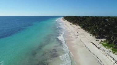 Tulum 'daki kumsalın kuş bakışı görüntüsü. - Evet. Yüksek kalite 4k görüntü