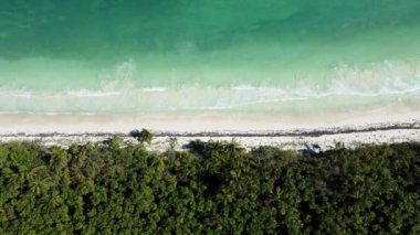 Tulum 'daki kumsalın kuş bakışı görüntüsü. - Evet. Yüksek kalite 4k görüntü