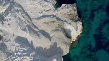 Milos 'taki Sarakiniko Plajı. Sinek. Yüksek kalite 4k görüntü