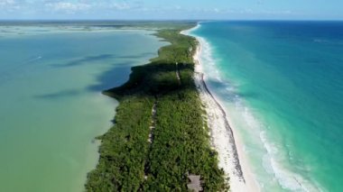 Tulum 'daki kumsalın kuş bakışı görüntüsü. - Evet. Yüksek kalite 4k görüntü