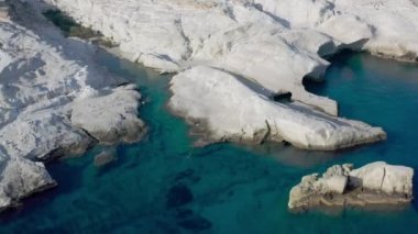 Milos 'taki Sarakiniko Plajı. Sinek. Yüksek kalite 4k görüntü