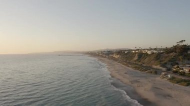 İnsansız hava aracı San Clemente, California sahillerinde uçuyor. Orange County 'de. Yüksek kalite 4k görüntü