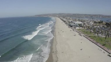 San Diego üzerinde uçan bir uçak. Sahil manzarası. Yüksek kalite 4k görüntü