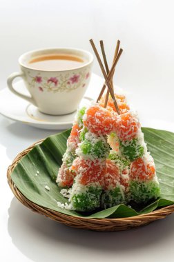 Ongol-ongol rendelenmiş hindistan cevizi serpiştirilmiş kaju unundan yapılan geleneksel bir Java aperatifi.