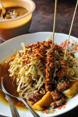 Lontong Mie, Endonezya 'nın Java şehrinden geleneksel bir yemektir. Muz yapraklarıyla pişirilmiş erişte ve pirinçten yapılmış. Lezzetli sosla servis edilen lahanalar ve kabuklu deniz ürünleri satay..