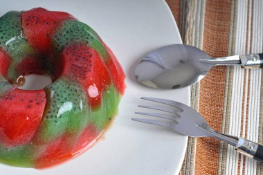 Bant pudingi, mayalanmış pirinç ile mayalanmış deniz yosunundan yapılmış bir pudingdir. Masada servis edilen bir kaşık ve bıçakla servis edilir..