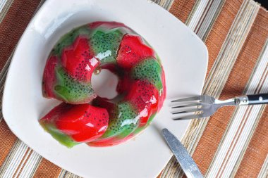 Bant pudingi, mayalanmış pirinç ile mayalanmış deniz yosunundan yapılmış bir pudingdir. Masada servis edilen bir kaşık ve bıçakla servis edilir..