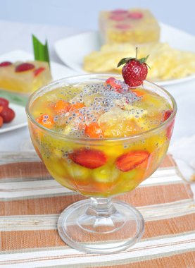 Es Sinom Buah, fesleğen, çilek, papaya ve ananas gibi meyvelerle birlikte taze tamarind yapraklarının suyundan yapılan buz şurubudur..