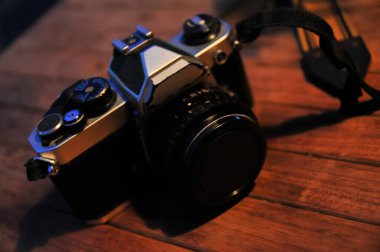 Hâlâ film medyası, manuel operasyon ve çok egzotik, hafızalarla dolu olan klasik kamera.