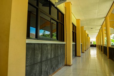 Modern tasarımlı sarı duvarlı konferans binası koridoru
