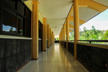 Modern tasarımlı sarı duvarlı konferans binası koridoru