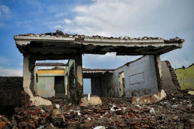 Yıkılan, hasar gören ve terk edilen evler.