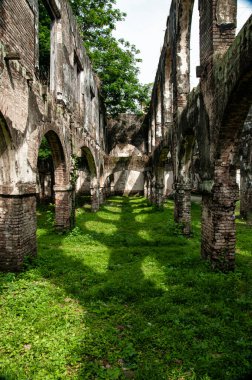 Pendem Van Den Bosch Kalesi, Ngawi, Endonezya. İnşaat sütunlarının kalıntılarını görebilirsiniz.