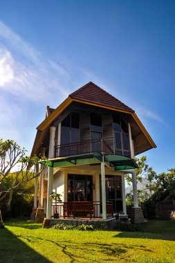 Vadideki mavi gökyüzü arka planlı teraslı dinlenme evi.