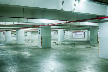 Bir binanın bodrumundaki araba parkı.