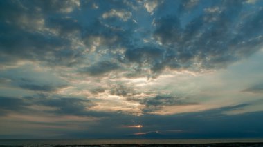Gili Adası 'nda gün doğumu dramatik bulutlu plaj ve mercan kayaları gibi görünüyor.