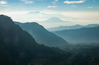 Bromo, Endonezya 'da altı sıra dağ. Gün doğumu, siluet ve sisli