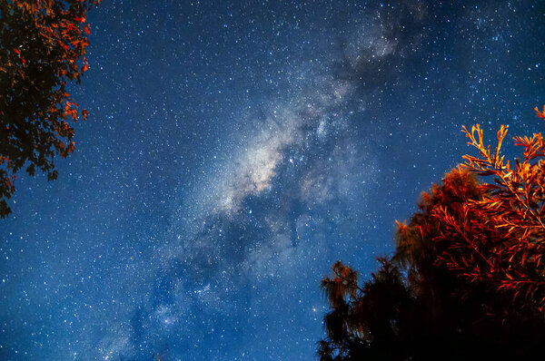 Ночная атмосфера на горе Бромо, Индонезия. По небу появилась молочная дорожка