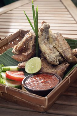 Baharatlı soslu kızarmış tavuktan yapılan Ayam Goreng Sambal