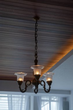 Klasik oturma odası lambası loş bir şekilde yanıyor.