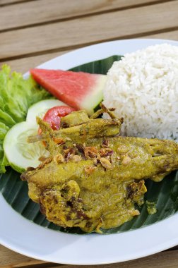 Nasi Bebek Bumbu Madura veya Madurese Baharatlı Ördek Pirinci