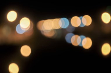 Arka plan olarak loş ışıklar gece bulanıklaşır