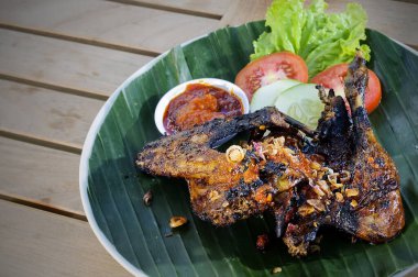 Muz yaprağına sebzeli ızgara ördek.